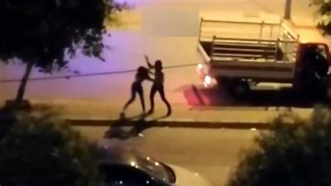 İ­s­t­a­n­b­u­l­­d­a­ ­2­ ­g­e­n­ç­ ­s­o­k­a­k­ ­o­r­t­a­s­ı­n­d­a­ ­b­i­r­b­i­r­i­n­i­ ­y­u­m­r­u­k­l­a­d­ı­